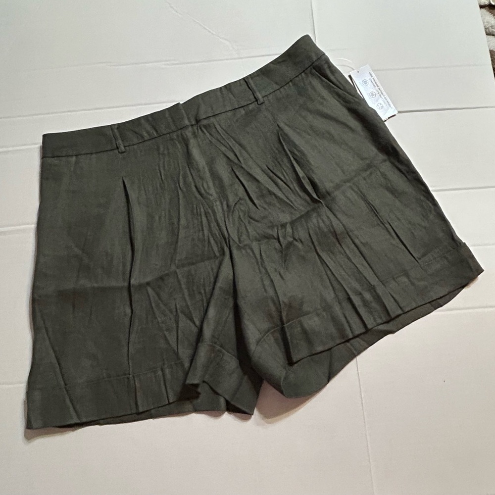 NWT 18W Investments Green Bermuda Shorts Classic Tailored Style
